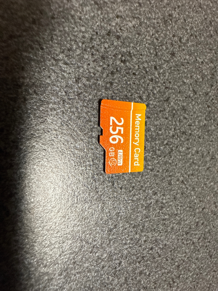 Switchについての質問です。 写真のSDカードを使用したのですが、使用し始めてから「壊れたデータが見つかりました」と言う表示が出て来るようになりました。 何か駄目なことをしてしまったのでしょうか？ 直し方が分かるようでしたら教えてほしいです。