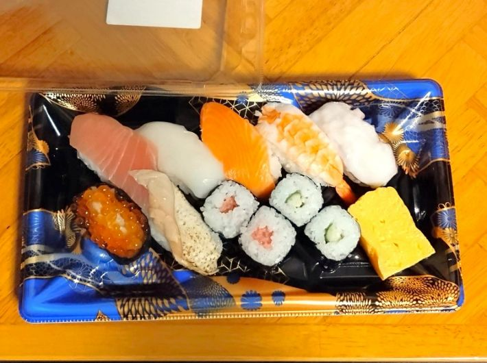 自宅から徒歩３０分のスーパーで、 パック寿司を買って帰る場合、 食中毒の危険性はありますか？ （気温20℃）