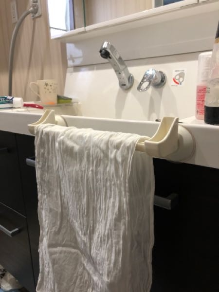 洗面所のタオル掛けで悩んでいます。 現在100均でこちらの商品をつけているのですが、吸盤が頻繁に外れたり、下の扉の開放ができなくなってます。 タオル掛けで使える小物がありましたらアドバイスお願いします。100均には拘らず、うまく使える商品を探しています。