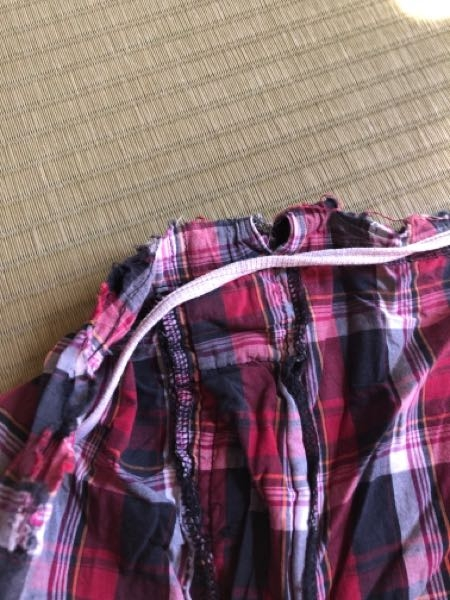 父のステテコのゴム紐を通してる筒布が切れてしまい、ゴム紐を通しても腰に隙間ができてしまってます。周りに帯ゴムを縫い付けようと思っていますが、もっと簡単な補修方法が有れば教えて下さい。 買い替えるだけの予算がありません。