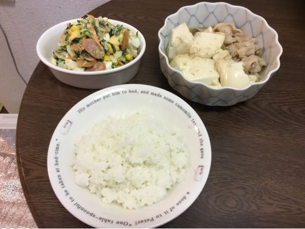 みなさ〜ん、炊き立てご飯食べてますか〜？ ・肉豆腐 豚バラ、絹豆腐 酒、みりん、ザラメ、東丸、昆布茶、にんべんつゆの素、味の素 ・コールスローサラダ 春キャベツ、きゅうり、玉ねぎ、人参、ポーチドエッグ、チョリソー、とうもろこし 酢、和からし、マヨネーズ、砂糖、塩胡椒 ・炊き立てご飯
