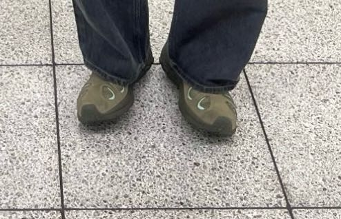 スニーカー詳しい方教えてください！ 画像のスニーカーはどこのブランドの何の商品でしょうか？？ 画像検索しても見つからなかったので詳しい方いれば教えてください。 また画像のものと雰囲気が似ているブランドがあればそちらも知りたいです。