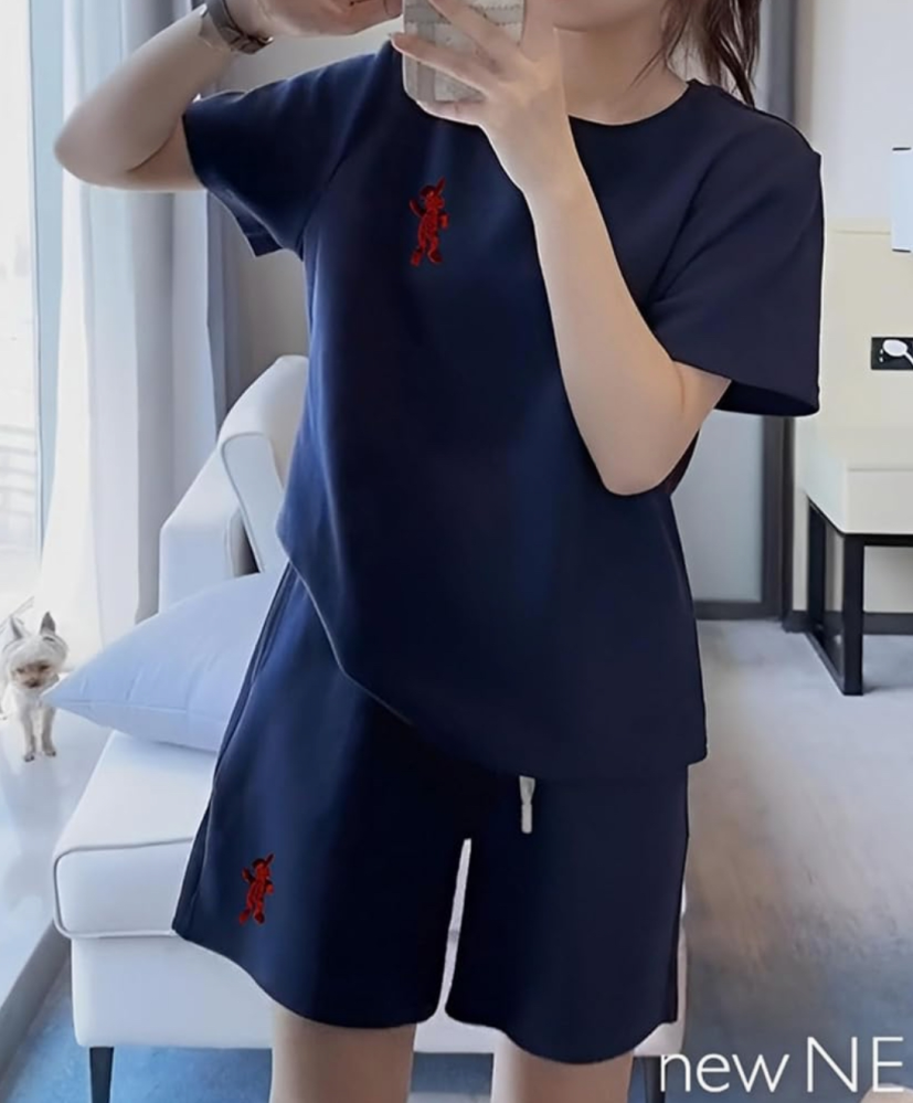 女性向けの服について質問です。 私は男性なのですが、レディース向けのパジャマに好みのデザインのものがあったので購入するべきか悩んでいます。 女性向けの服に詳しくないもので、そういった服を男性が着ても違和感はあまりないものかどうか教えていただきたいです。 例えば、股間まわりとか、女性向けの服はあまりゆとりがない構造になっているものなのでしょうか？ 気持ち悪い質問と思われるかもしれないですが、無駄な出費になってしまうことは避けたいので、真剣に悩んでいます。 どうか親切に教えていただければ幸いです。