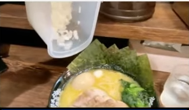 左上の容器に入った白っぽい食べ物なんかわかります？