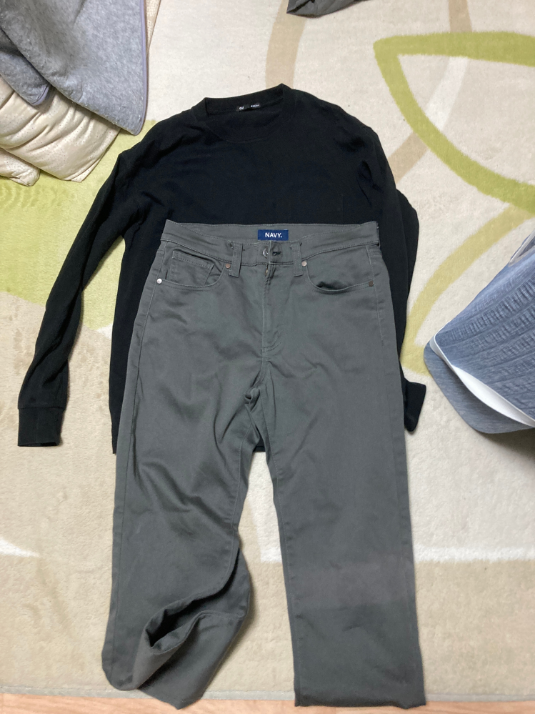 洋服について質問です。今度校外学習で友達と東京に回ることになったのですが服のセンスが無さすぎてどうしたらいいでしょうか？ 家には親からのお下がりの髑髏とか英文字がたくさん書いてるのしかなくて...下の画像のが一番マシなのです。どうかアドバイスお願いします