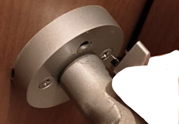 写真のようにトイレのサムターン？が取れてしまいました。 自力でなんとかできますか？ 修理に頼んだら高いですか。。？ 管理会社に言って修理してもらったほうがいいですか…… よろしくお願いいたします。