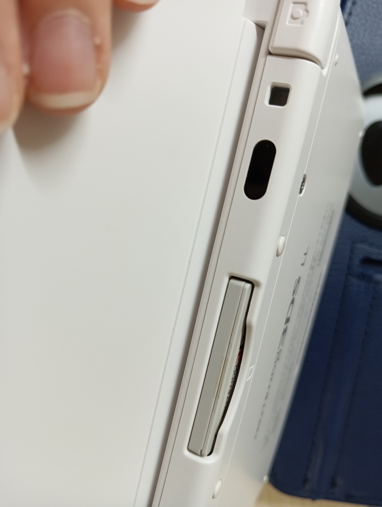 今さっき中古の3DSの後ろの方に カセット？れたんですけど 全然反応しなくて何回か入れたり出したりしたらやっとできたした。これって壊れてるんですか？