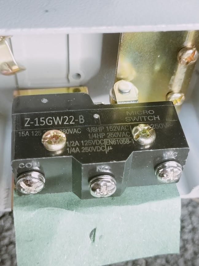 DIYで、電動工具オンオフ用にと、フットスイッチ購入しました。 私の考えだと、接続箇所が二本分あって、足で踏むと電源オン。 はなすと、電源オフかと思っていました。 蓋を開けたら、三本分!? 何か勘違いしているのでしょうか？ どれにつなぐのか、分かる方教えて下さい。 Amazon フットスイッチ https://www.amazon.co.jp/dp/B0819LZ2JG?ref=ppx_yo2ov_dt_b_fed_asin_title