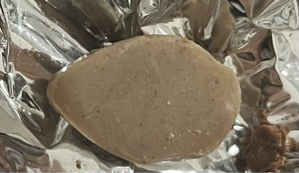 至急！！1年ほどカバンに入れっぱなしだったチョコレートを4個ほど食べてしまいました…。途中で怖くなったのですが、これヤバイですかね？3色種類がありました。