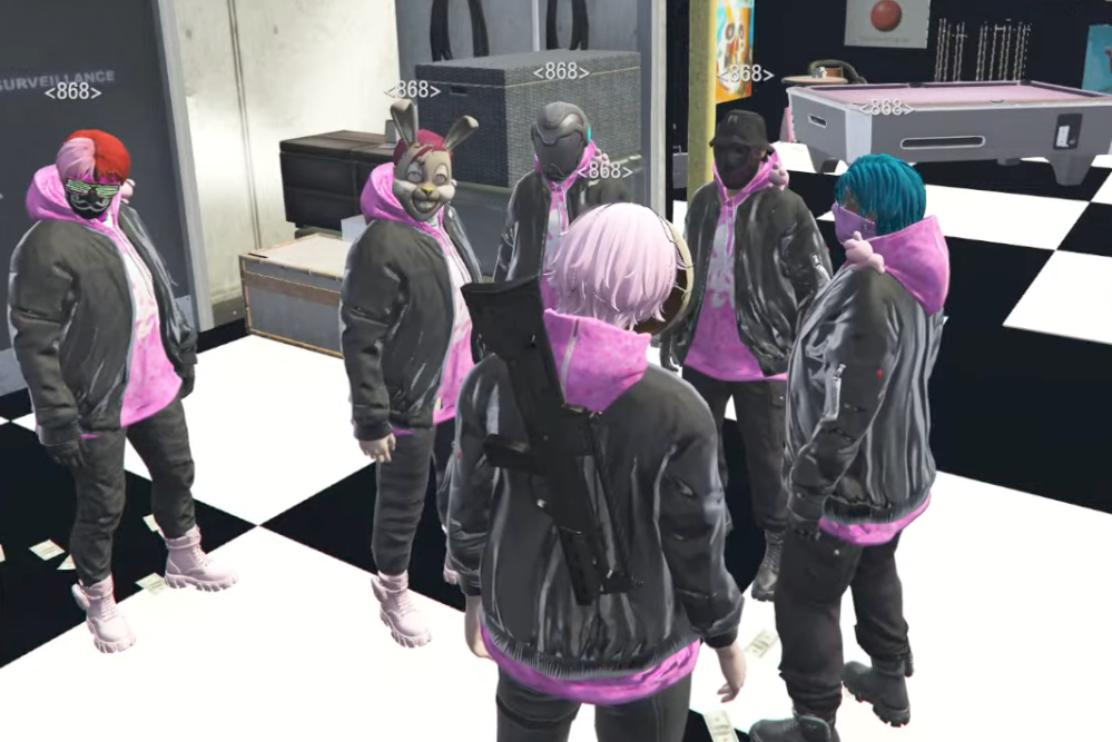GTAオンラインで画像のようにアウターの上からフードを出すことはできますか？ できるのであれば方法を教えてください。 よろしくお願いします GTA V グラセフ