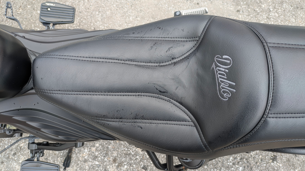 バイクのシートの事で助言が欲しいです。 バイクシートを社外品に変えました。 社外品に変えて初めて給油所でセルフ洗車しました。 シートを綺麗に拭き上げたハズなのに、帰宅したらお尻が染みて濡れていました。 基本的に雨の日は乗らないので気付きませんでしたが、バイクのシートって、防水ですよね？ 給油所のセルフ洗車のホースの水圧は高圧でしたが、そんなの関係ないですよ？ この社外品のシート、ヤバい奴なのでしょうか？