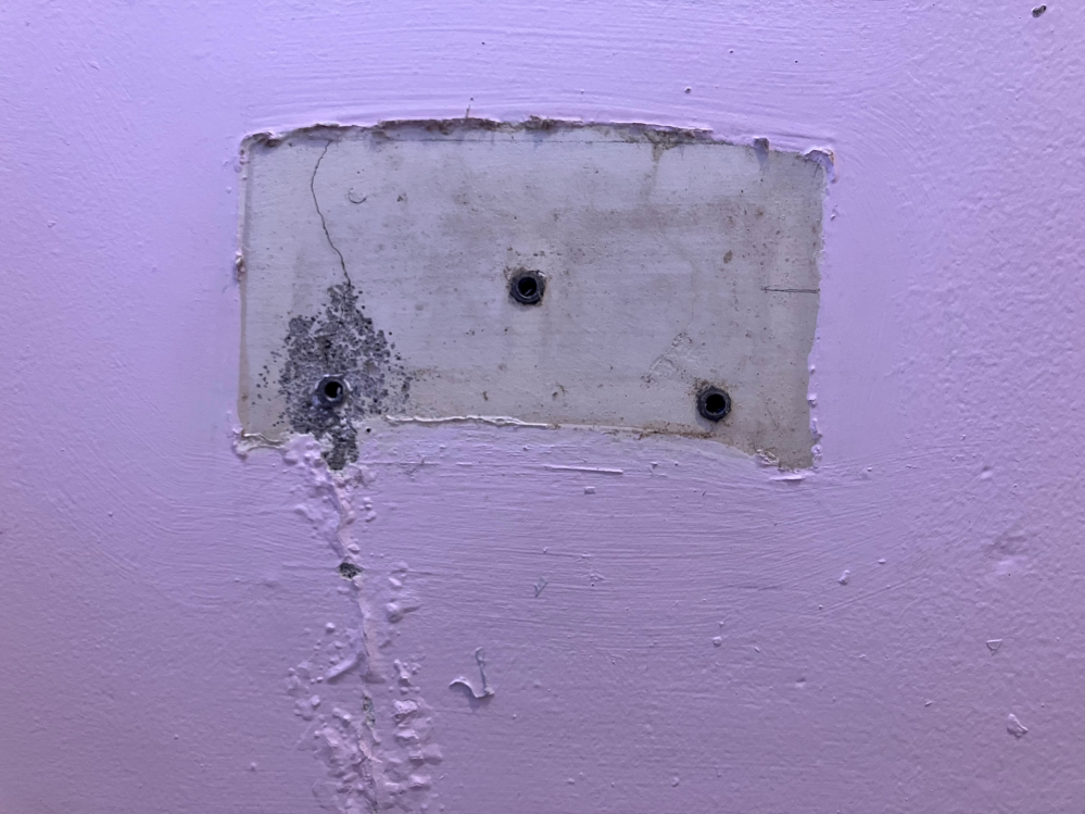 古い団地のトイレットペーパーホルダーを替えたくて、試しに取り外してみました。 写真のように取り付けネジの位置は、上が一つ、下が二つで、一般的に？売られているのと逆です（よく売られているのは上が二つ、下が一つ）。 この場合、取り付けネジの位置が同じタイプのホルダーを頑張って探すのが良いでしょうか。なかなか見つけらません。 よく売られているネジが上二つのタイプをもし取り付けたら、ペンキが塗られていない部分が見えてしまい見た目が悪くなりそうで嫌です。。。 DIYは苦手なため、初心者でもできる何か良い方法があれば教えていただけないでしょうか。 よろしくお願いいたします。