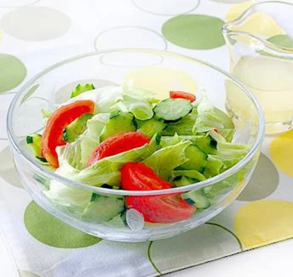 野菜サラダには何をつけて食べますか？