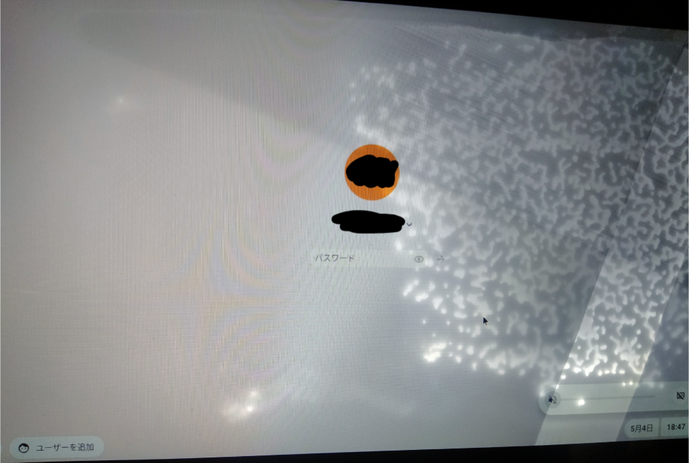 先日のゲリラ豪雨により Chromebookがこうなりました。 現時点で 音量が自動で小さくなり、 3Dのように画面が映ります 修理に出したほうがいいですか？ 応急処置はどうすればいいですか？