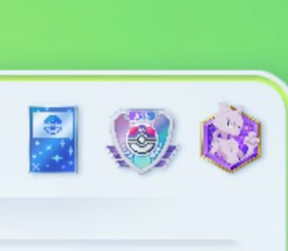 ポケポケ 左側の青いエンブレムはどこで入手できるものですか？調べましたが出てきませんでした。。