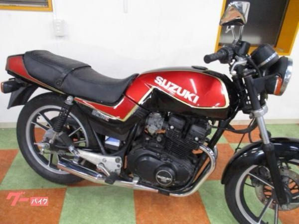バイクの塗装に関してなんですが自分は缶スプレーで添付した画像のようなカラーリングにタンクやサイドカバー、テールを塗装したいのですが、 初めて塗装をするのでこのような模様は難しいかどうか教えて頂けたら幸いです。 塗る元となるバイクはSUZUKIのGS125というバイクです。