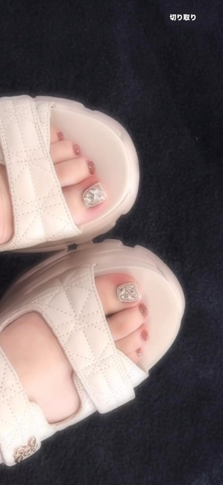お店でフットネイルをしてもらって、このデザインに合うサンダルを買ったつもりなんですが客観的に見てどうですか？ 気遣いなしで正直に答えてください！