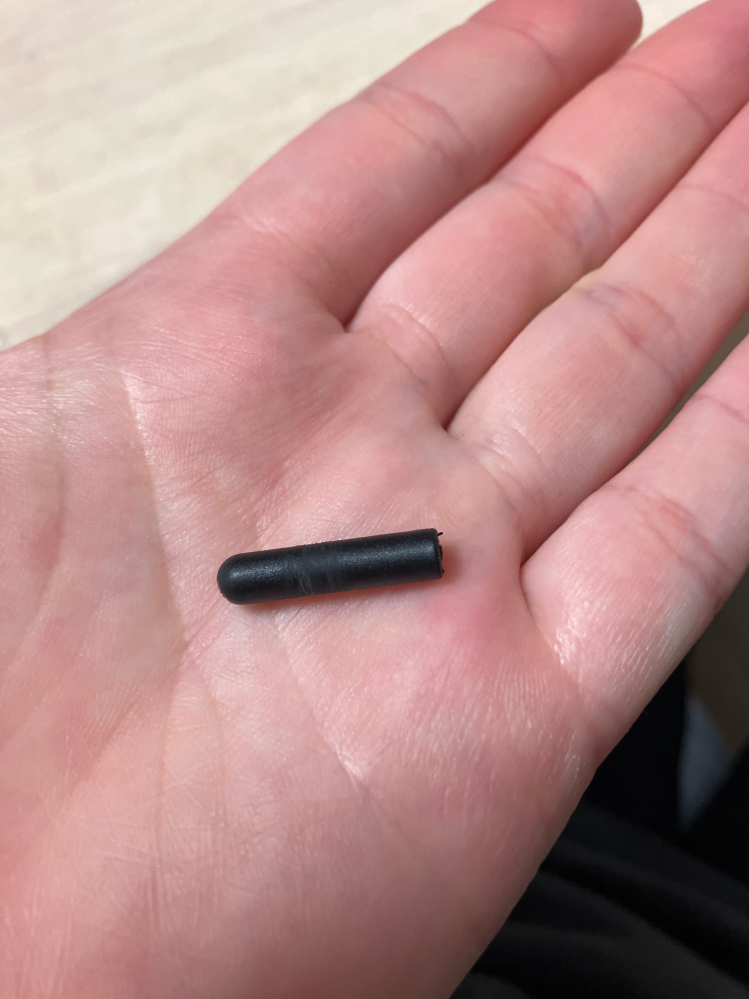 洗濯槽の穴に刺さっていました。 これは洗濯物に紛れたのか洗濯機内部から外れた物なのか分かる方いますか？