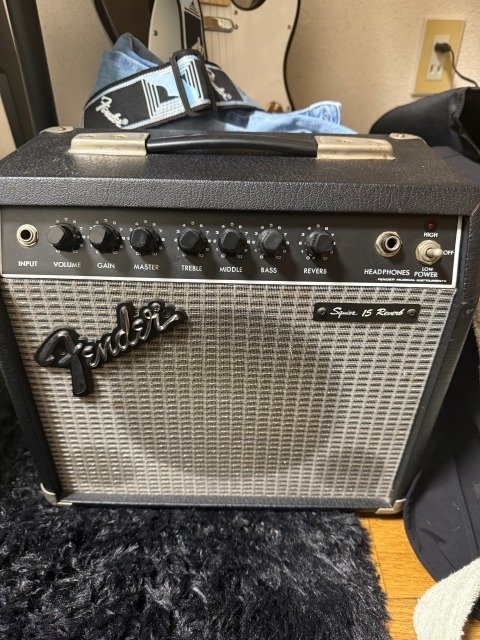 Fenderのスクワイア15リバーブというアンプを使っています。ギ