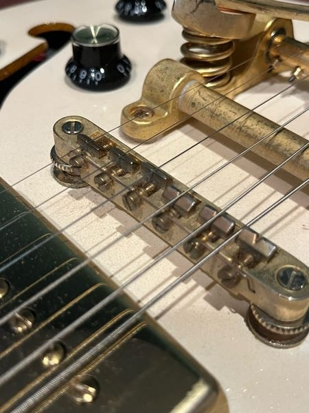 エレキギターの弦（主に6弦）がブリッジから外れます。現在epiphoneのw 