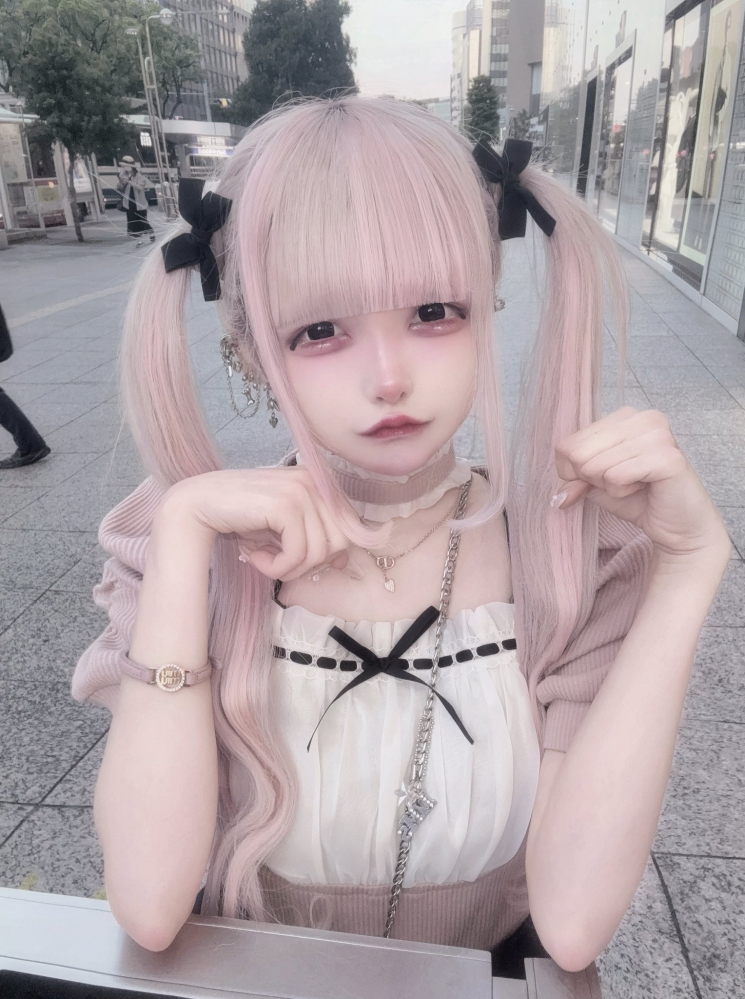 砂糖みうちゃんが着てるこのピンクのトップスどこのかわかる方いますか…？？