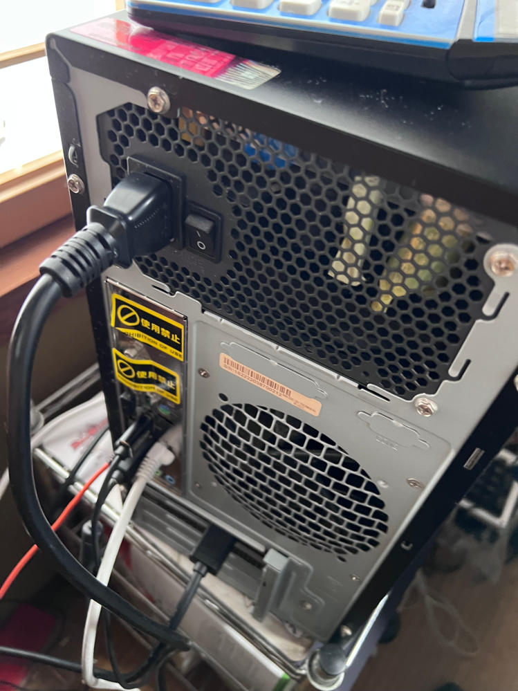 至急お願い致します。レベルインフィニティのpcを実家に持ってきて電源 