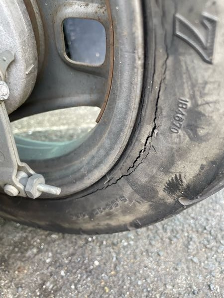 せんよう 原付のタイヤについて原付の後輪がヒビ割れしているのを確認しました
