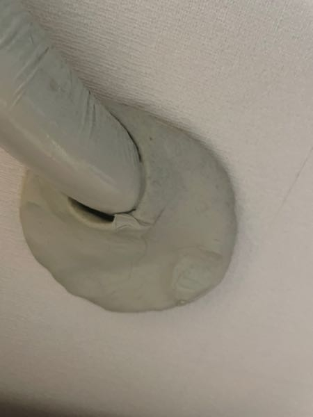 至急です。エアコンの配管の穴に隙間が空いているのですが、パテで埋め 
