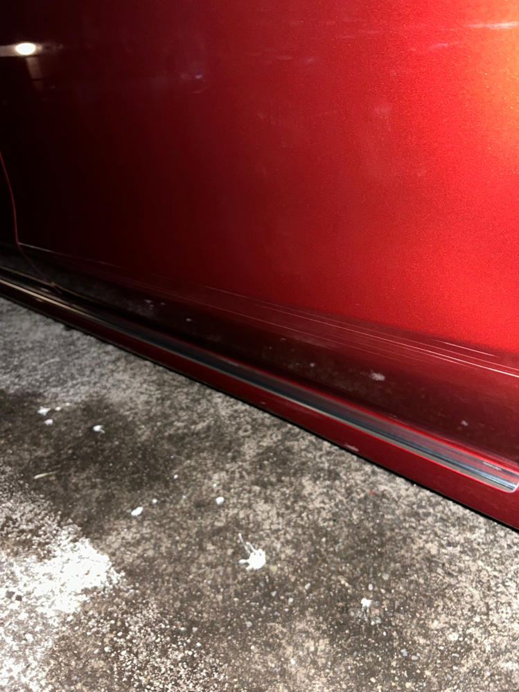 車の線傷について本日気づいたのですが、写真の通り覚えのない大きめの