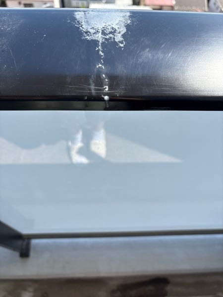 退去時にどのくらい請求されるかおおよその目安が知りたいです…。 新築で契約して4年目の賃貸マンションに住んでいるのですが、ベランダの手すりに大きな鳥のフンがついてしまい、拭いても落ちない状態です。 大きく白く変色しているので見ればすぐわかります。 年内に退去予定なのですがこのような場合手すりは丸々交換になるのでしょうか…。 もし交換の場合どのぐらいかかるのでしょうか。 また、まだ管理会社には報告していないのですが報告しておいた方がいいでしょうか。