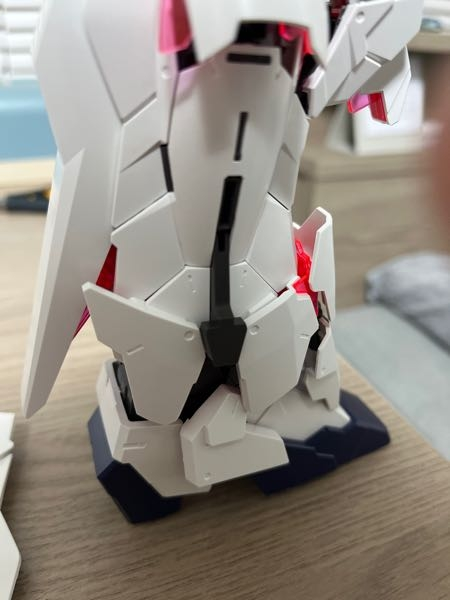 PGのユニコーンガンダムをアンチェインドにするのに↓のパーツを開きたいのですが、開きません。 どうすれば良いですか？
