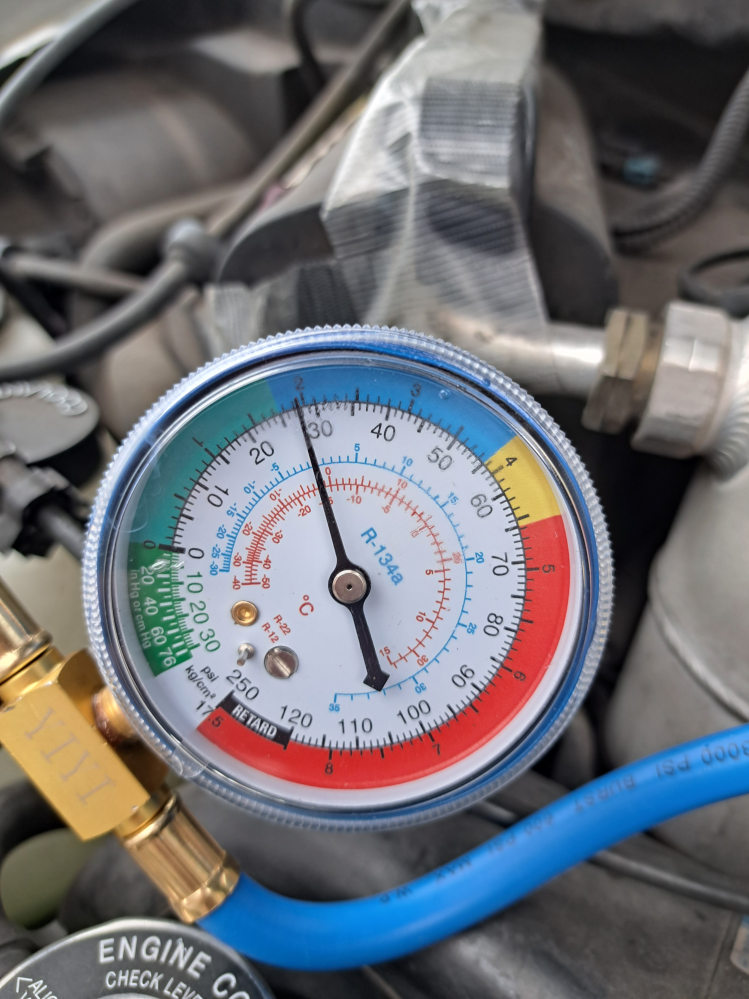 カーエアコンについて質問です。排水口から水がポタポタ出ますが、この 