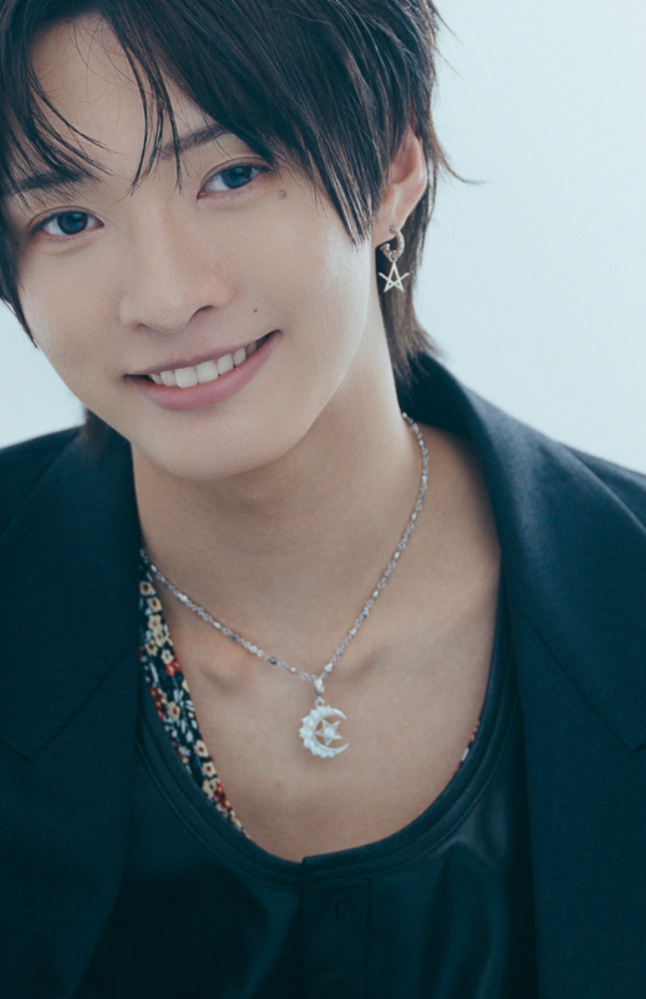 IMP.の佐藤新くんが両耳に着けている星のピアスは、どこで買えますか