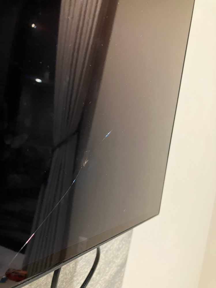 SHARP 55インチ液晶テレビ 傷あり 子供がテレビにおもちゃをぶつけて、画面に亀裂が入りました。その後