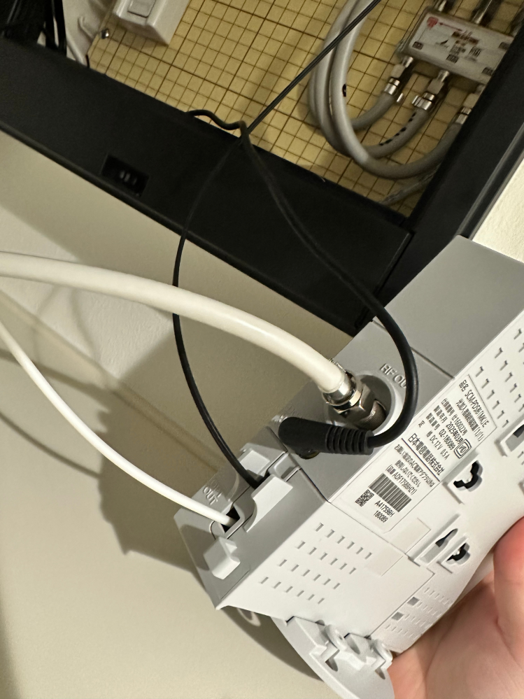 光回線の工事が終わりました。配線コードが短いですが、この配線工事は 