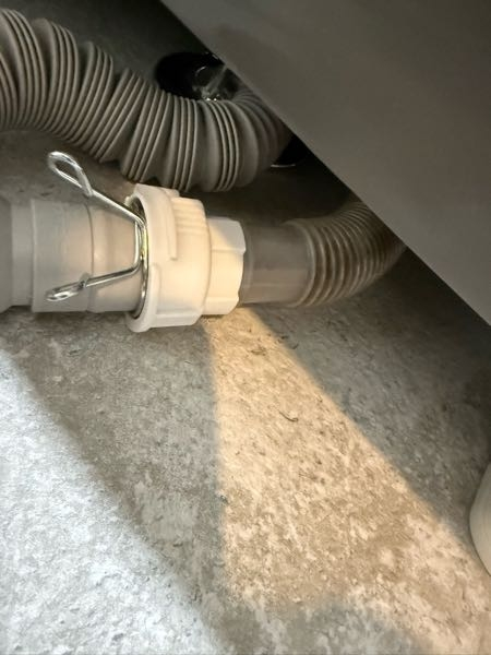 パナソニックドラム式洗濯機使用しています。最近下側から水漏れしてる 