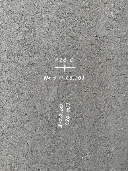 打ち立てのアスファルトに書かれた文字について。 施工後のアスファルトに、このような文字が書かれていました。 これはどういう意味なんでしょうか。 仕様書に対しての出来形みたいな感じなんですかね。 (子供に聞かれて答えられず...笑) どう調べれば良いかも分からなかったので、土木工事に詳しい有識者の方、ご教示ください。