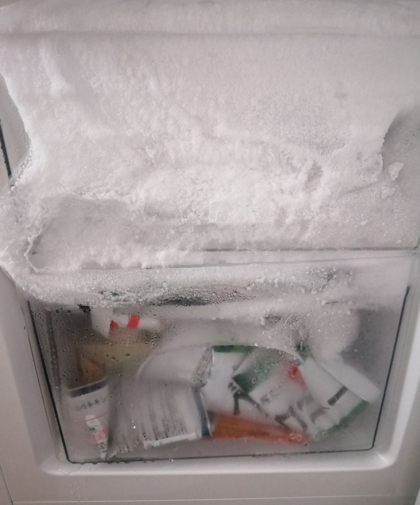 至急の質問です。いつも使用している冷蔵庫の冷凍庫部分に分厚い霜がで 