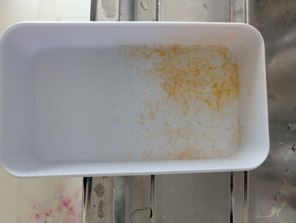 このタッパーの汚れはなんの汚れでしょうか？ - 爪で強くこすったら