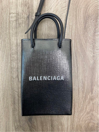 BALENCIAGAのフォンホルダーがほしくてメルカリで色々見てい