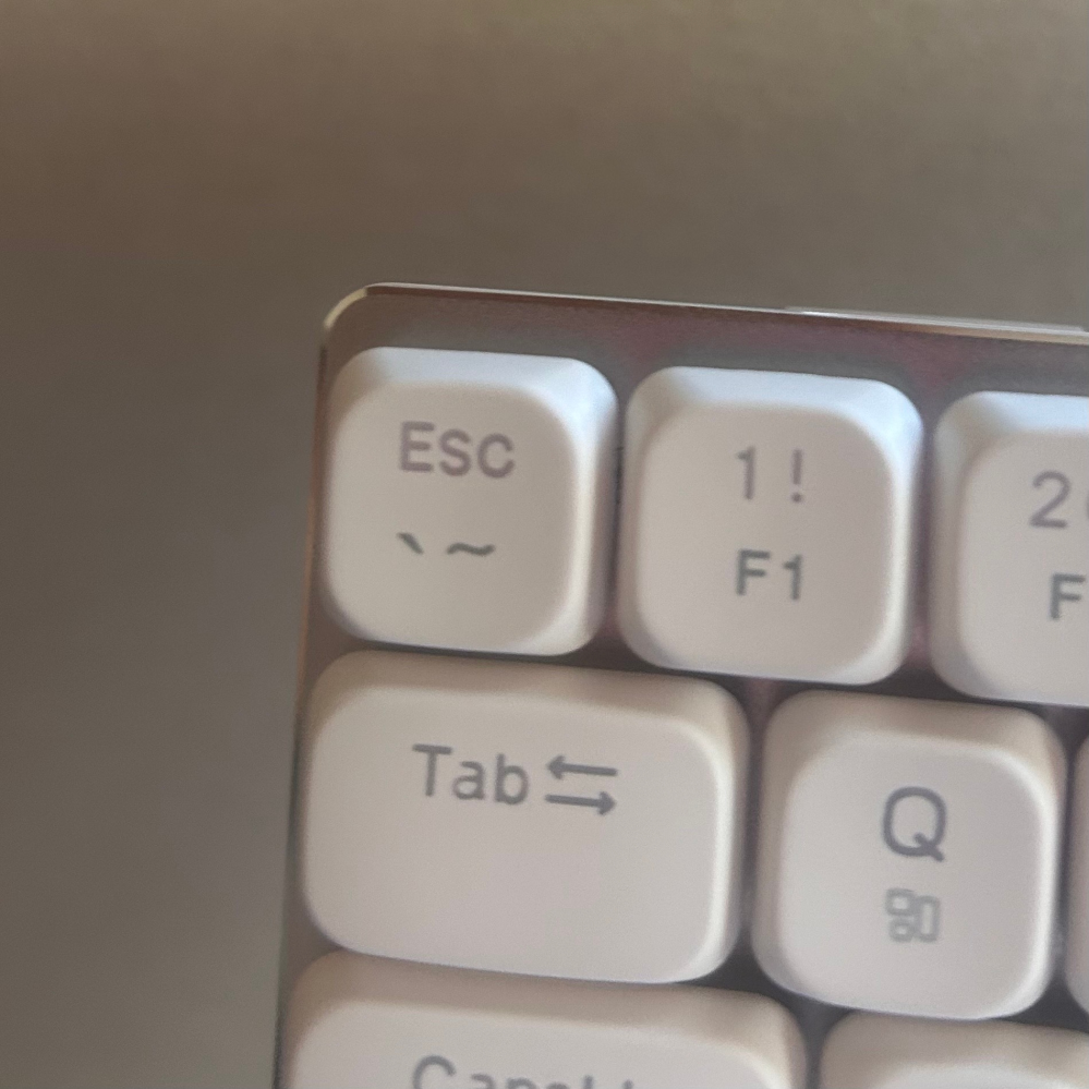 私が使っている英語配列の60%キーボードは『～』と『Esc』が一緒のキーになっていて、『～』を打つとき『shift＋～(Esc)』で打つとクロームのタスクマネージャーが出てきてしまって打てません。 今は『FN＋shift＋～(Esc)』を使って打っているのですが面倒くさいです。 タスクマネージャーのショートカットを変更するやり方や他にいい方法を教えて欲しいです。お願いします。