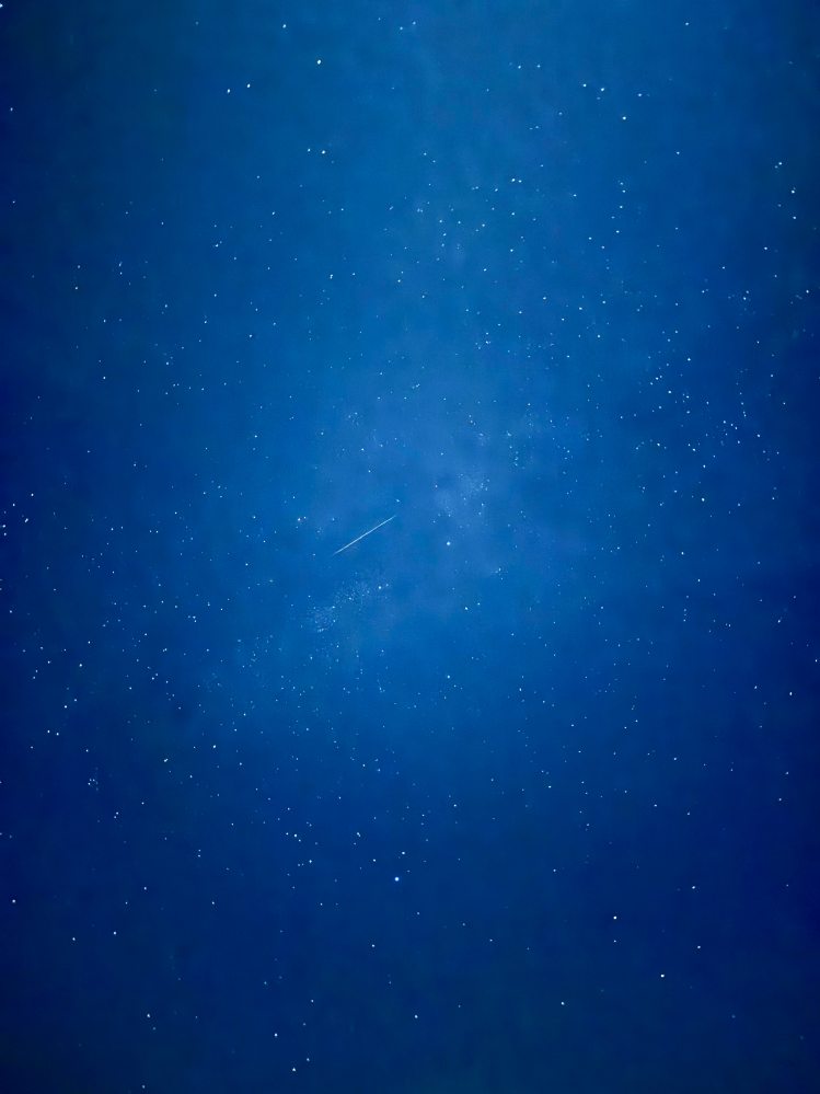 この写真の真ん中って流れ星ですか？