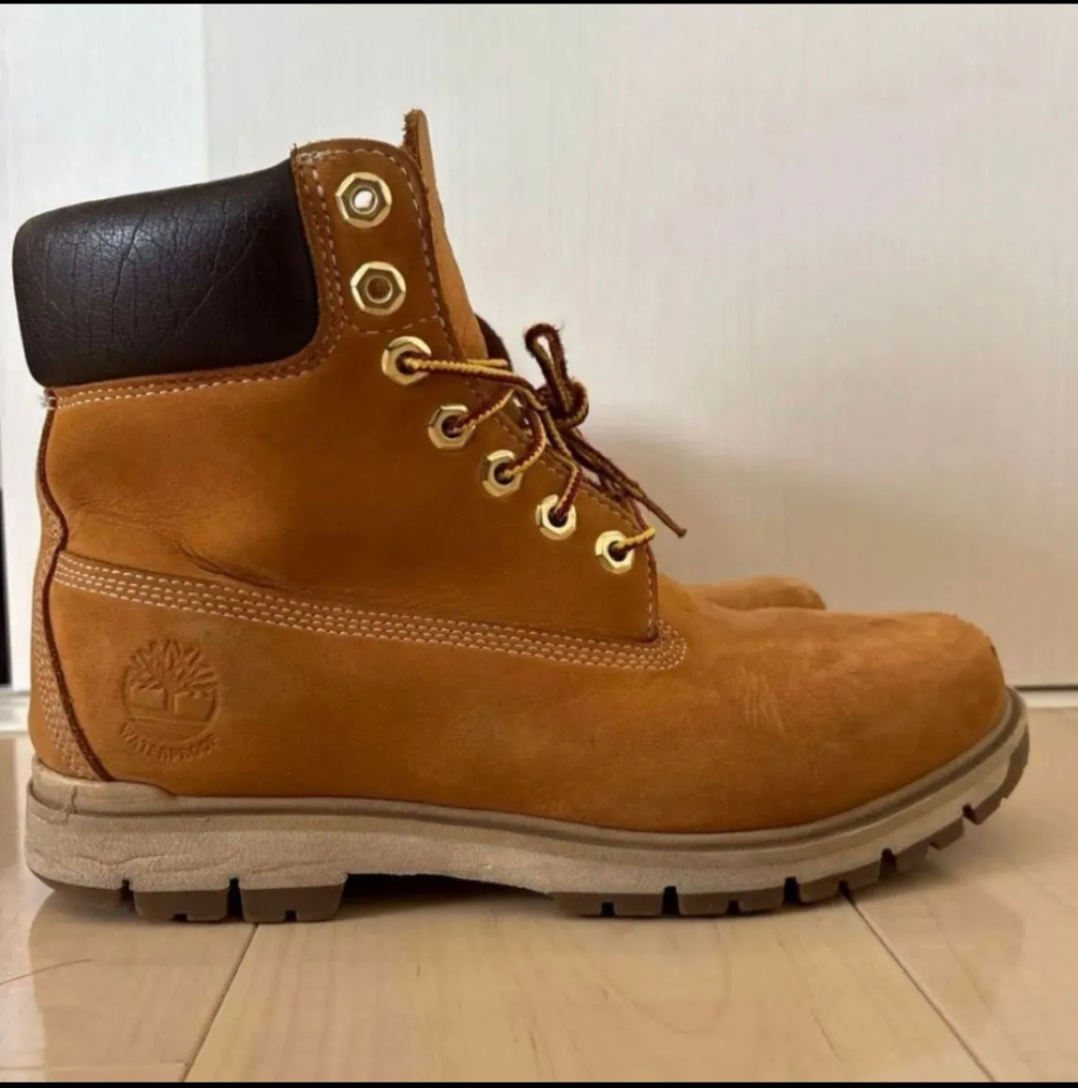 デッキシューズを買おうと思うのですが、赤と紺で迷っています