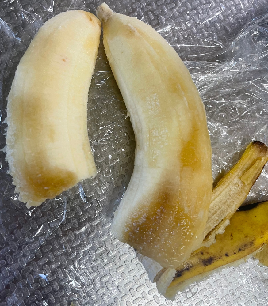 至急！！このバナナ食べれますか？ これでバナナマフィン作れますかね？ 皮向いてると身がすぐ折れちゃいました。 剥く前 右下の黒くなっている部分が凹んで柔らかくなっていたうえに全体的に柔らかかったです。 剥いたあと バナナのまわりや白い線？みたいなのがベチャッとしていました。 匂い…普通