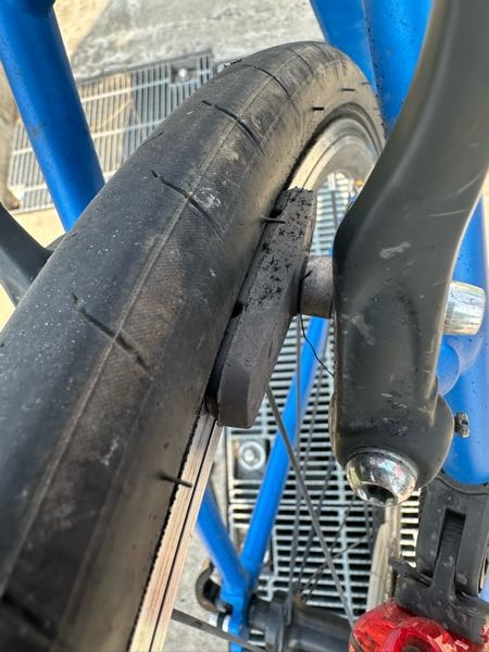 至急！クロスバイクのブレーキの後ろ側が勝手にブレーキがかかって 