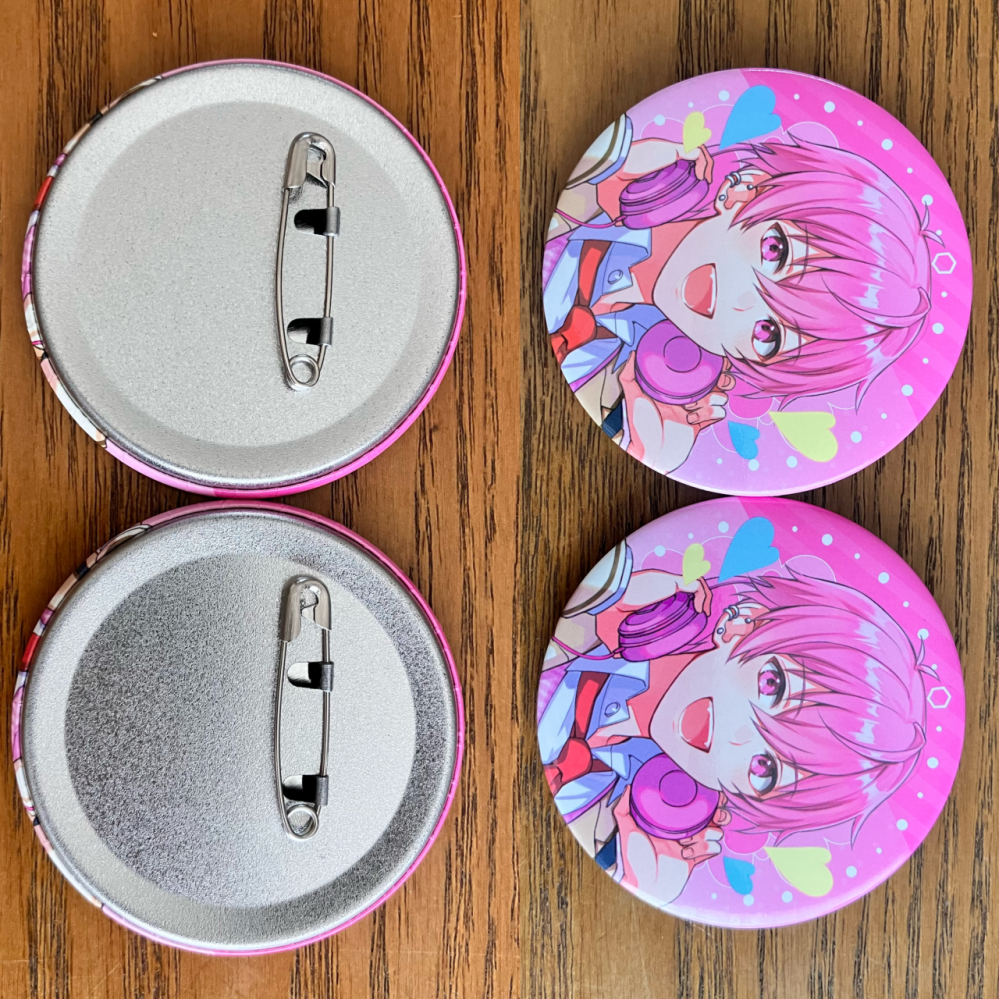 至急お願いします。こちらのいれいすの缶バッジPUの物か現弾のものか