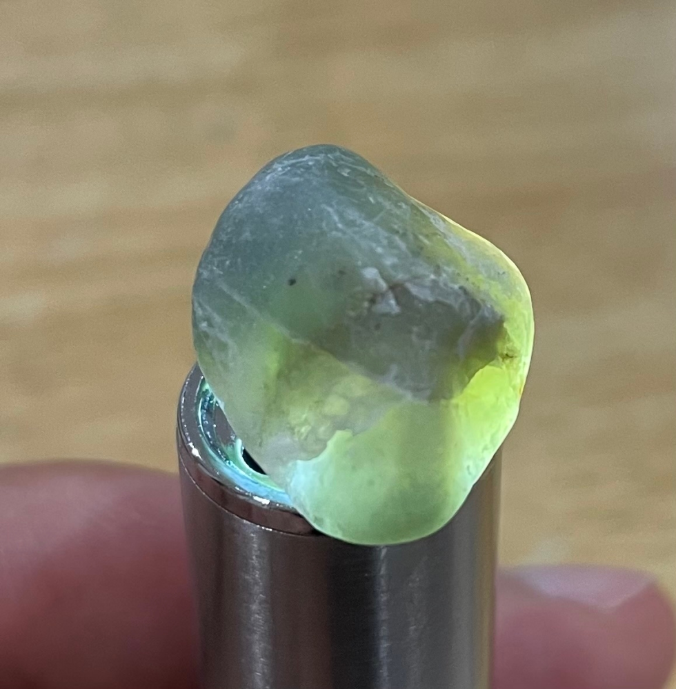 翡翠でしょうか。普通の河原で拾った石なのですが、白い光をあてると左
