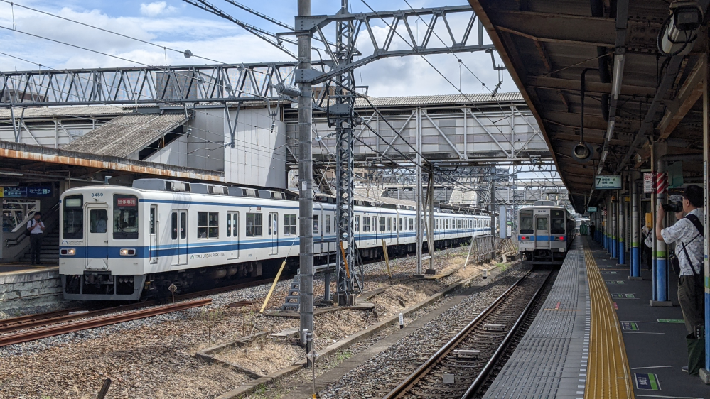 昨日（9月11日（木））、クラブツーリズム主催の「東武鉄道8000系6両編成乗車ツアー 七光台→館林 片道の旅」が催されましたが、 これは東武野田線（東武アーバンパークライン）の8000系の終焉の時がいよいよ近付いて来ていて、東武鉄道関係者さんもそのことを意識して計画した措置の証拠と言うことなのでしょうか？ 現在最古参の8111Fは同線で相変わらず元気に運行しておりますし、他の8000系達も日々活躍しているのを見ますと、一見まだまだ頑張れそうな気もしておりますが、新型車両80000系の導入もそろそろ再開されそうですし、個人的には野田線の8000系とも早ければ年内、遅くとも今年度内でさよならになる様な気さえ感じております。 ご意見お聞かせ下されば助かります。