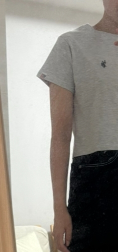 肩幅が自分より2センチほど小さい服があったとして、着用することは