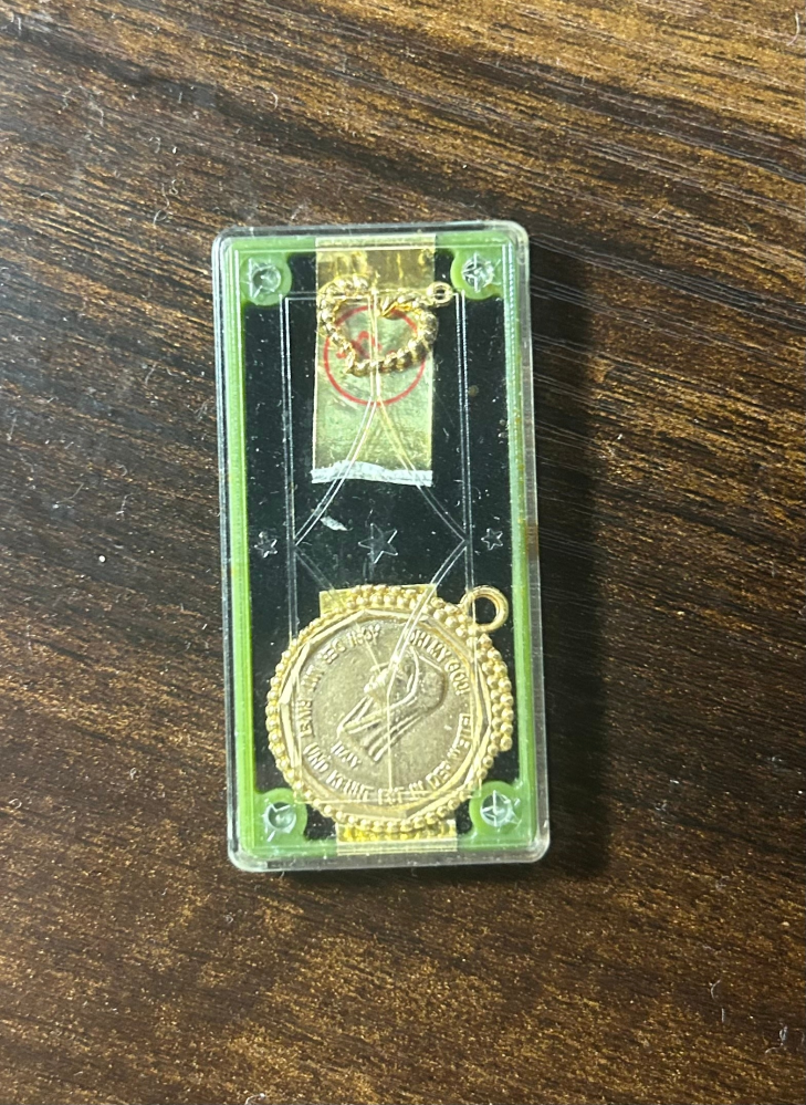 パチンコ換金所に持っていく景品（金）は本物なんですか？本物であれば